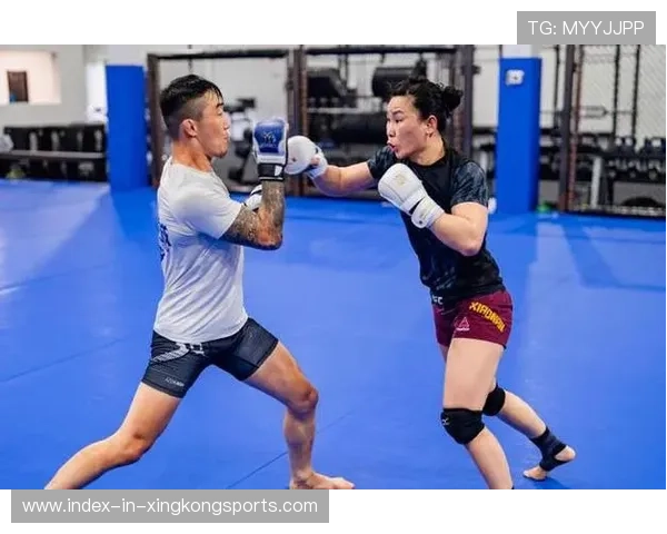 UFC大力摔震撼现场：场边观众尖叫震天的对决盛宴