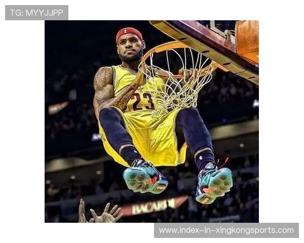 NBA扣篮手臂挂框全场拍照：巅峰瞬间的完美诠释