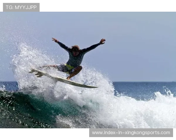 冲浪选手抓到完美浪头顺势滑行